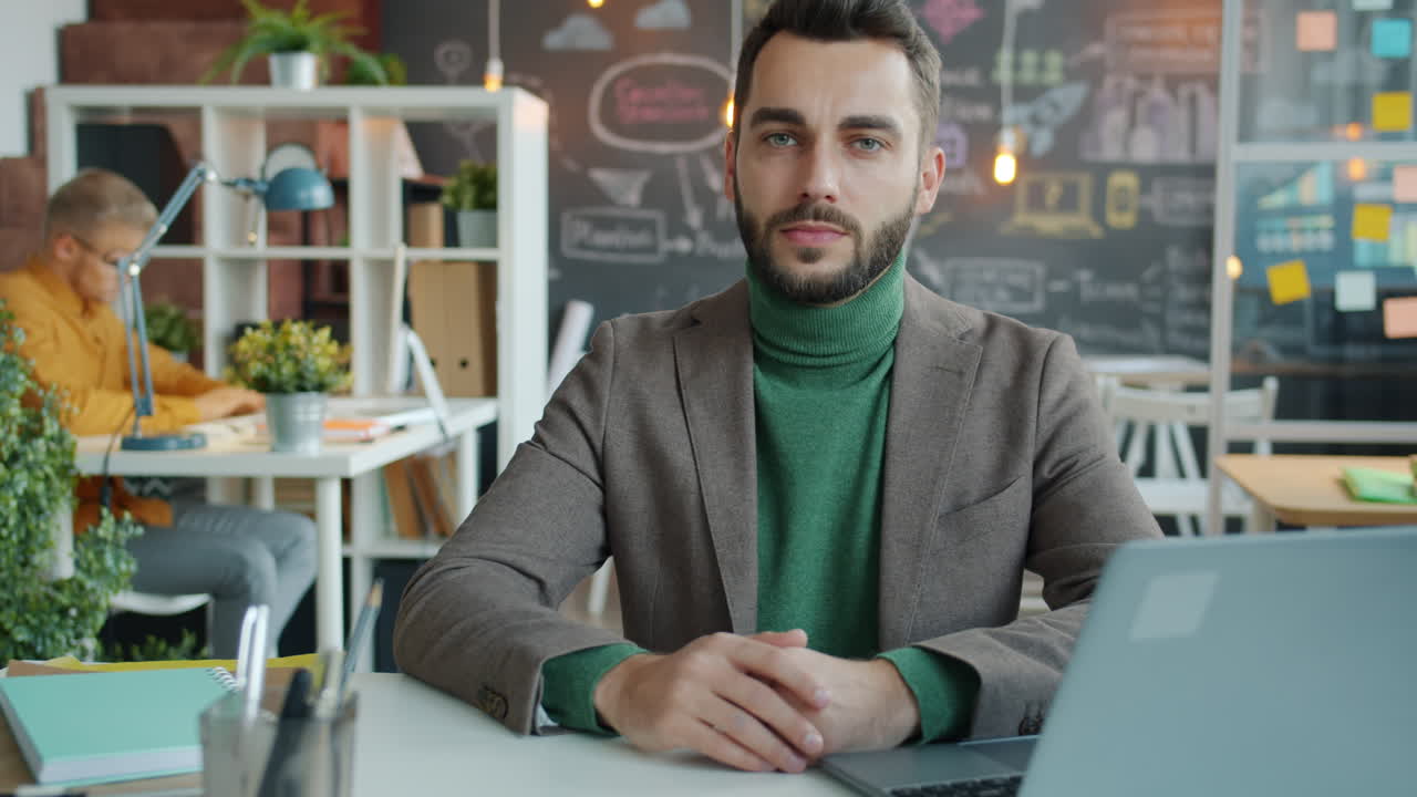L'uomo d'affari nell'ufficio moderno