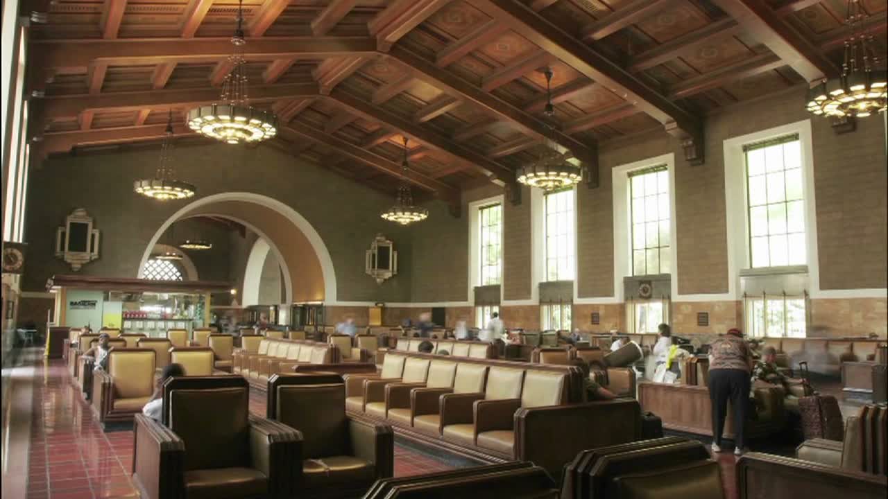 사람들이 앉아서 의자가 줄지어 있는 건물을 걷는 시간 경과