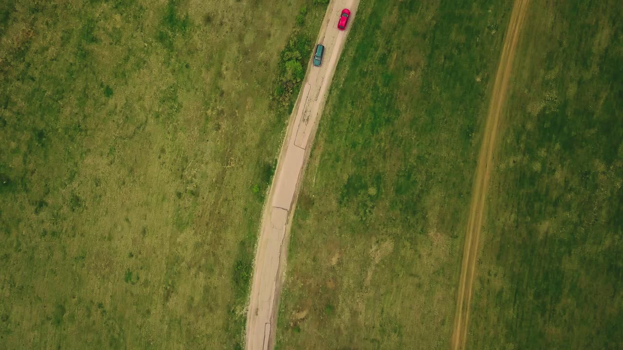 아름다운 녹색 초원을 통과하는 도로