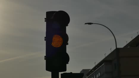 Eine-Langsam-Blinkende-Orangefarbene-Ampel