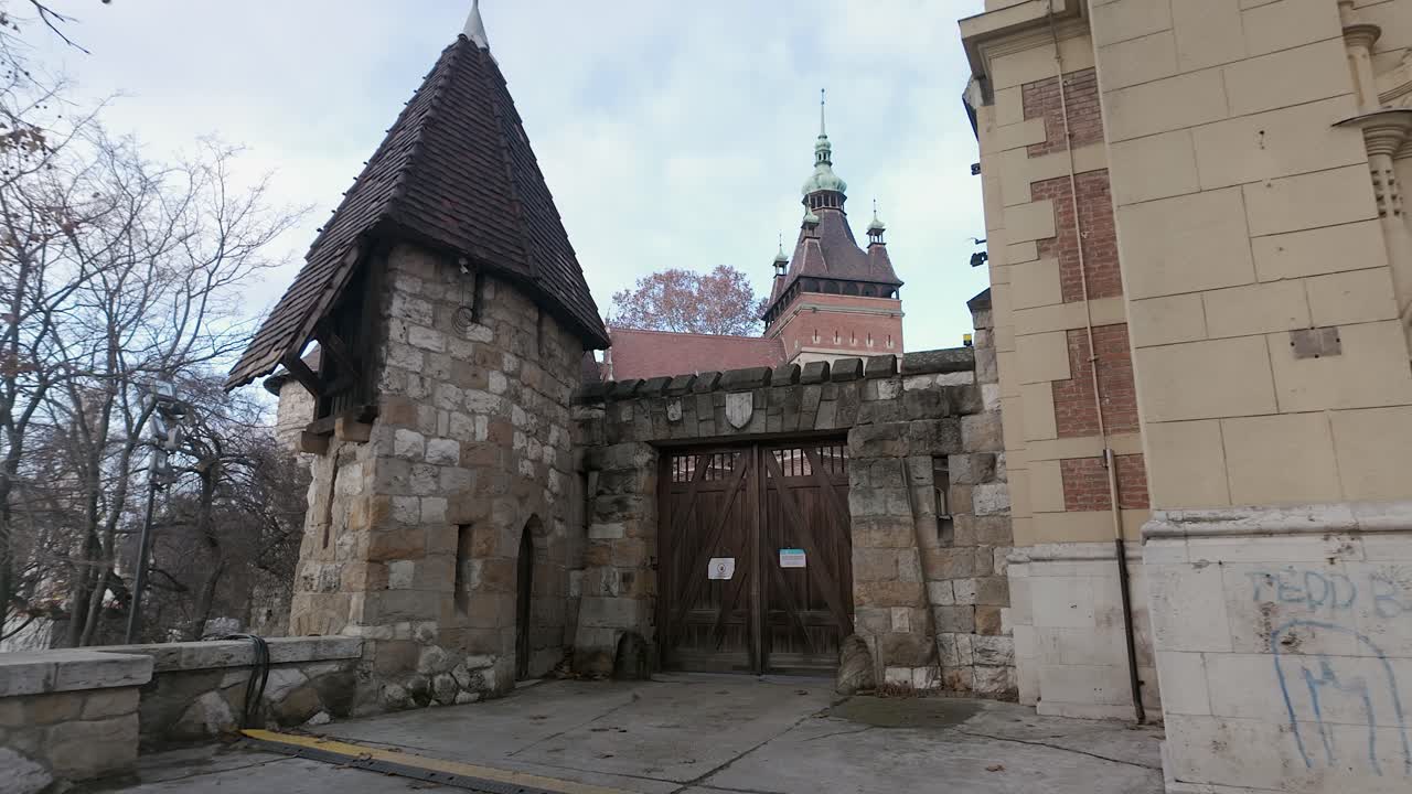 부다페스트의 vajdahunyad 성의 중세 남쪽 게이트에 접근합니다.