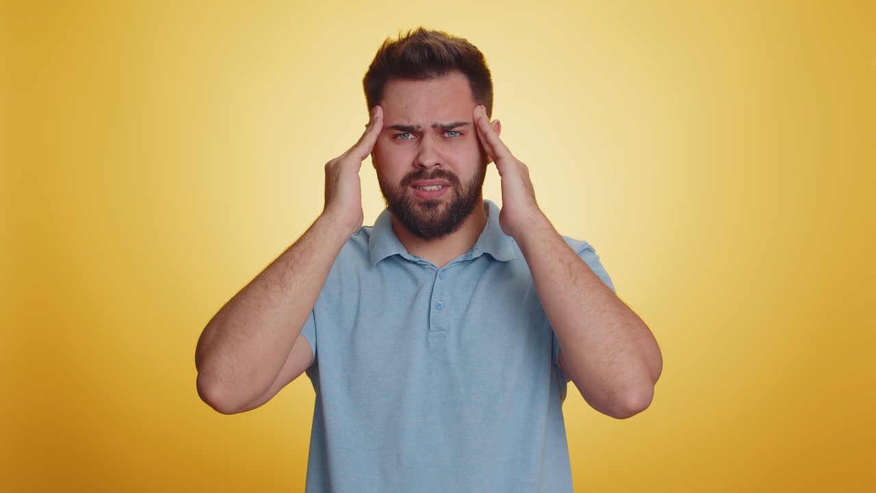 hombre enfermo frotando las sienes para curar dolor de cabeza problema, sufriendo de tensión, dolor de estrés migaine