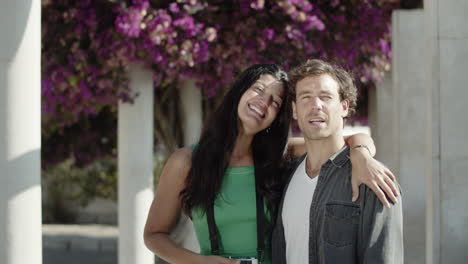 una pareja feliz posando afuera en un soleado día de verano.