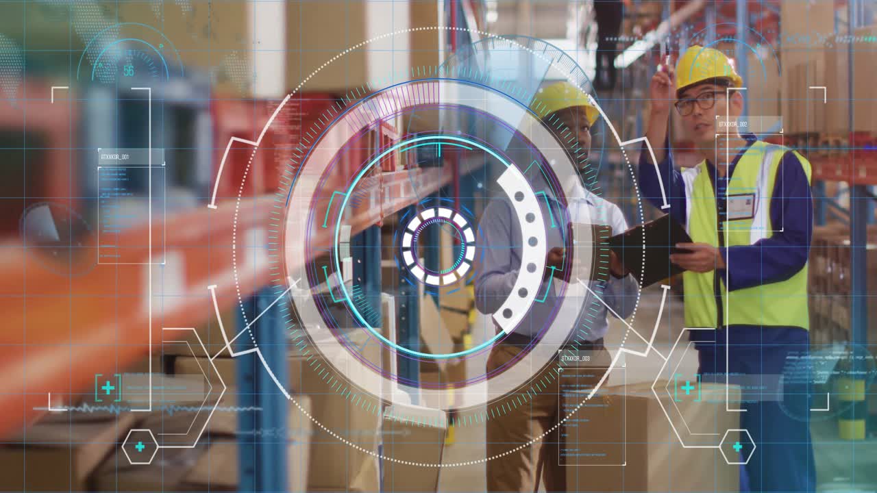 In un magazzino, lavoratori con cappelli visualizzano un'animazione di sovrapposizione di dati logistici.