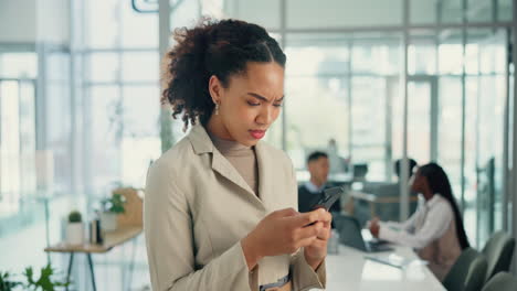 mujer de negocios que usa un teléfono inteligente en la oficina