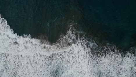 Vista-Aérea-De-Las-Olas-Del-Océano-Rompiendo-En-La-Playa