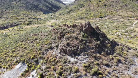 en espiral hacia afuera mientras vuela dentro de un viejo volcán