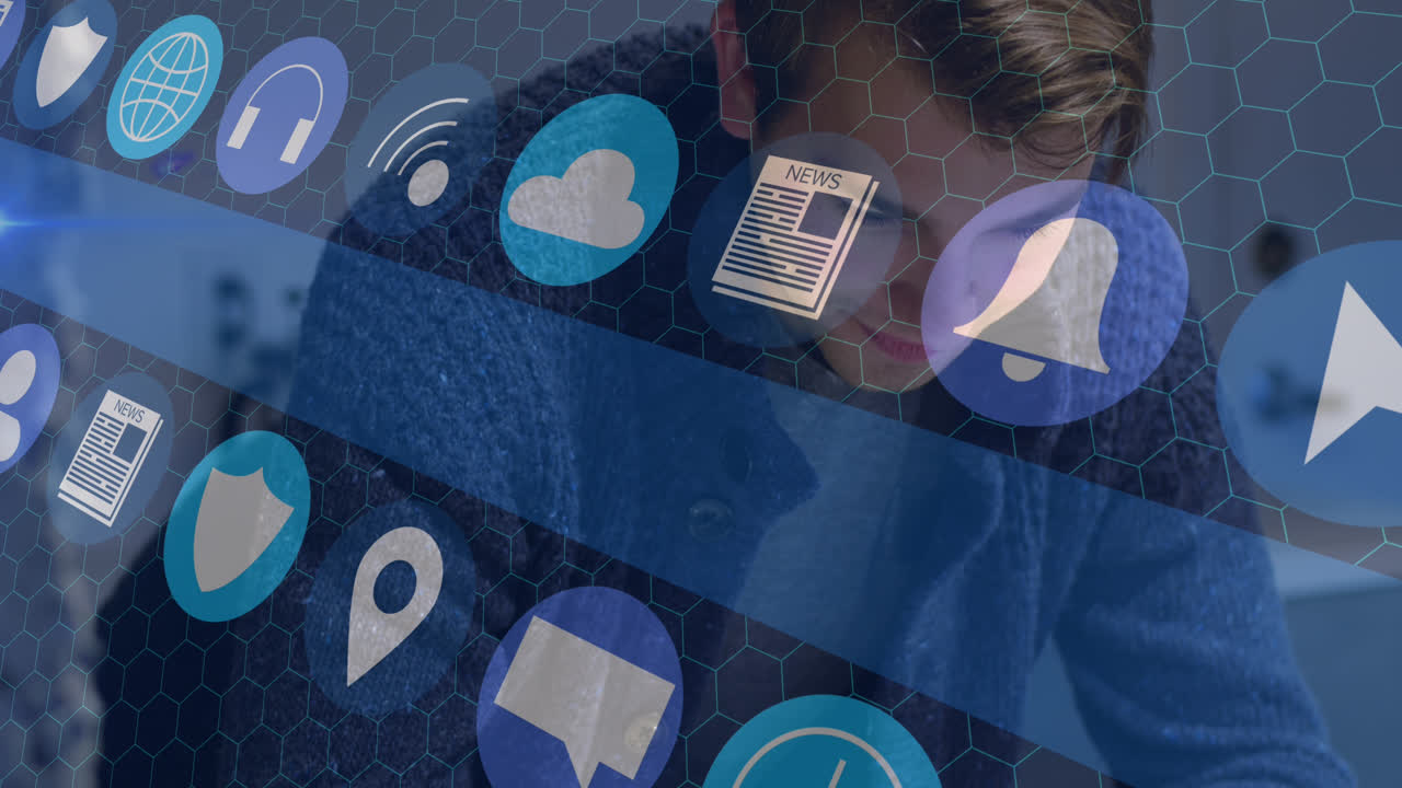 animación de iconos de los medios sobre el hombre caucásico usando un teléfono inteligente