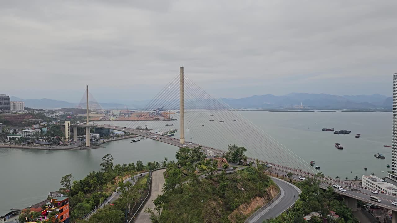 하롱 시의 바이 차이 다리 - 쿠아 루크 해협을 가로지르는 케이블 다리 -  케이블카 객실에서 공중에서 볼 수 있습니다.