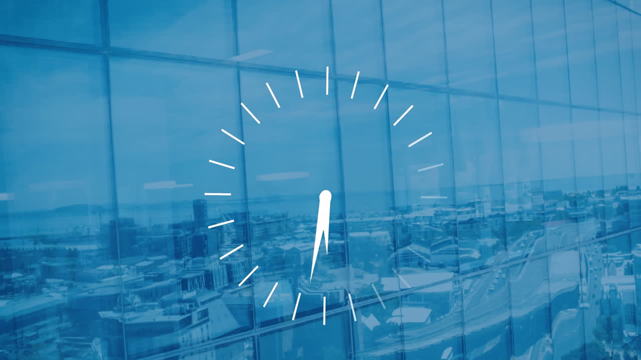 animación de un reloj en marcha contra el reflejo del paisaje urbano en un rascacielos