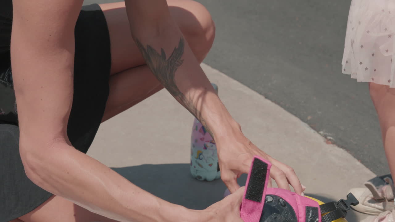 mujer joven ayudando a un niño a quitarse las almohadillas de seguridad
