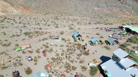 Vista-Aérea-Sobre-La-Ciudad-Fantasma-De-Nelson-Con-Turistas-En-Nevada,-EE.UU.---Disparo-De-Un-Dron