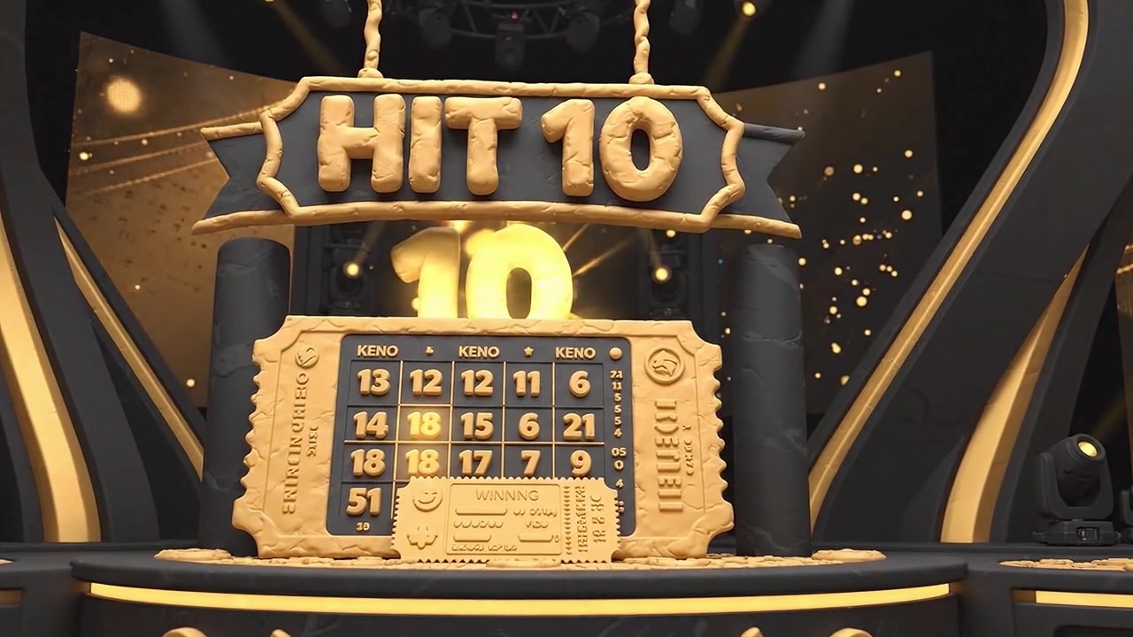Una presentazione di biglietti Keno a tema oro che mostra i numeri vincenti sul palco con uno sfondo festivo e che evidenzia un traguardo 'Hit 10' nelle promozioni della lotteria