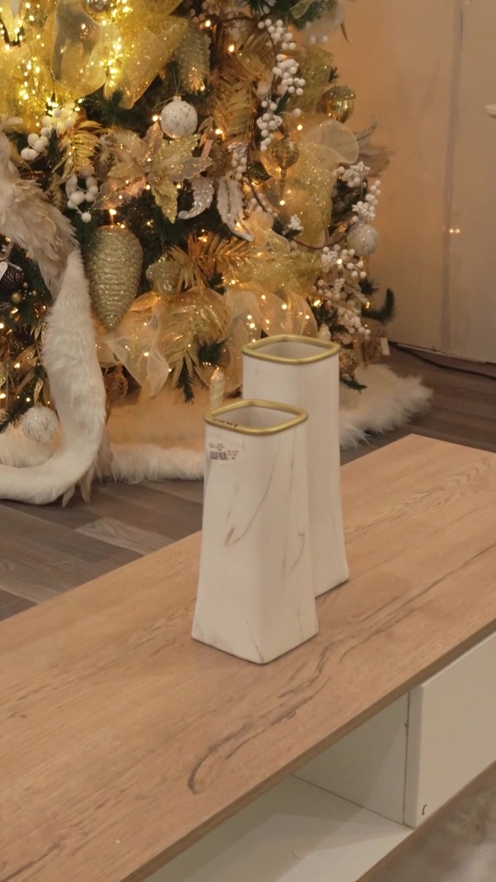 Tavolino da caffè in legno con eleganti centrotavola in soggiorno con albero di Natale. 4K