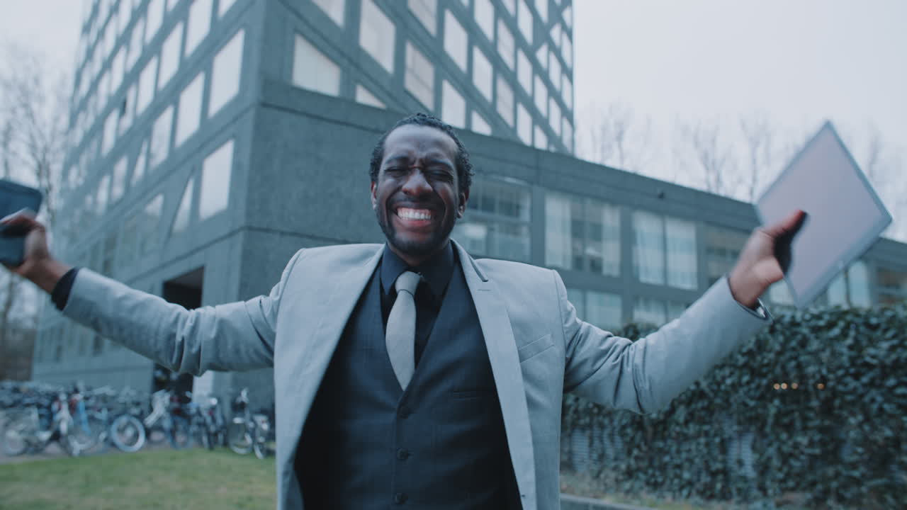 un hombre de negocios feliz celebrando el éxito.