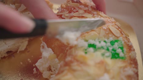 pastel tradicional español de navidad cortado a mano relleno de crema de vainilla, de cerca