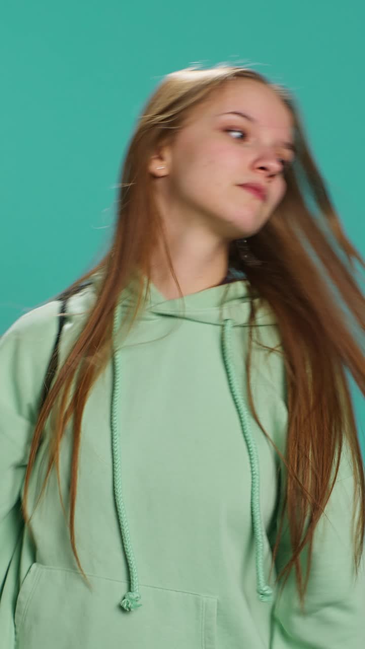 Video verticale. Ragazza che preme ripetutamente i pulsanti del controller, delusa dopo il game over