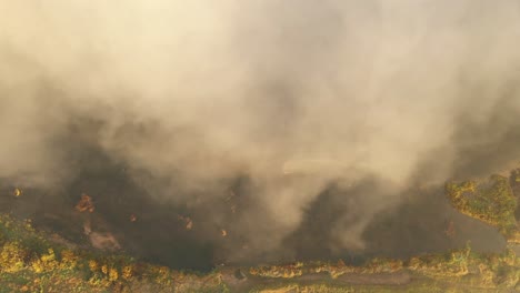 Drohnen-Luftaufnahme-Von-Nebel-über-Dem-Nemunas-Fluss-Bei-Sonnenaufgang-Am-Frühen-Herbstmorgen-Im-Kreis-Kaunas,-Litauen