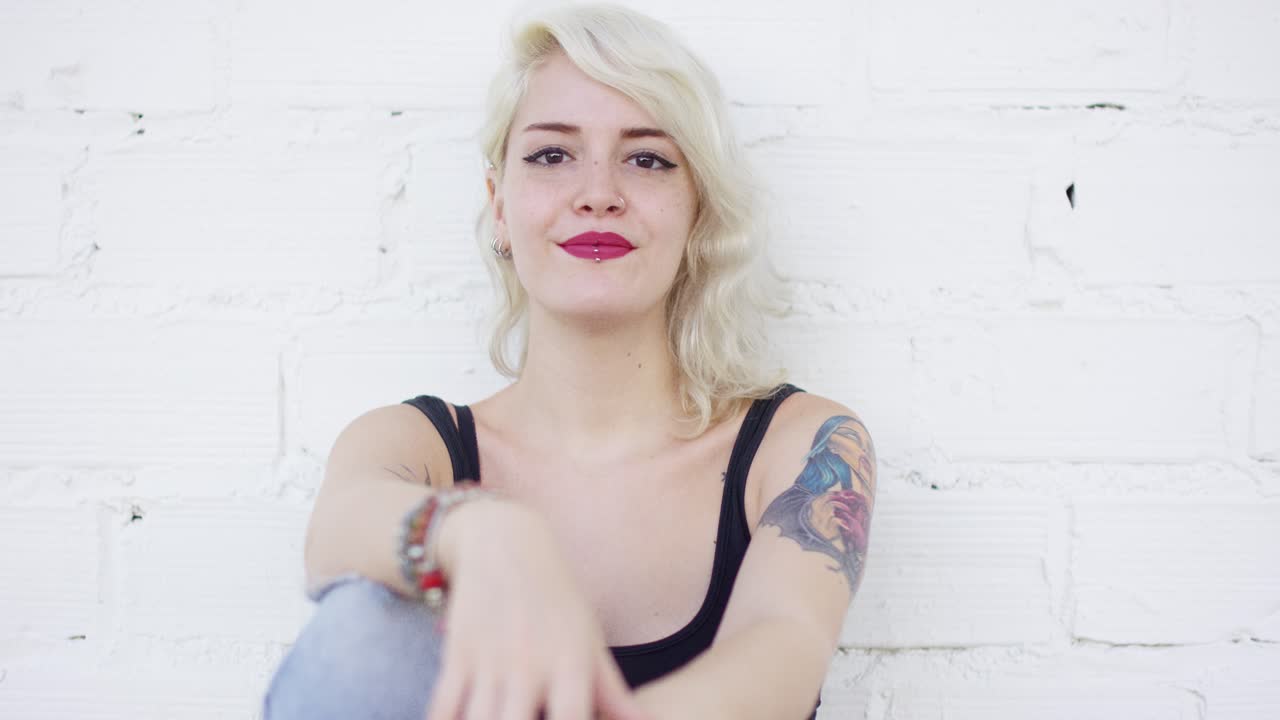 Bella giovane donna moderna con un tatuaggio