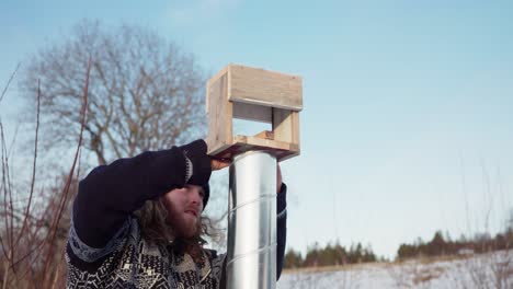 hombre arreglando la chimenea de la bañera de agua caliente al aire libre - de cerca