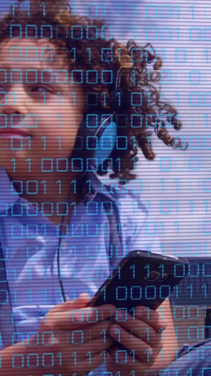 Animazione dell'elaborazione dati su un ragazzo che usa lo smartphone