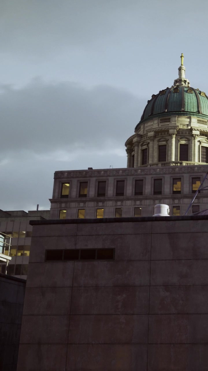 Hermoso edificio histórico con cúpula ornamentada contra un cielo crepuscular