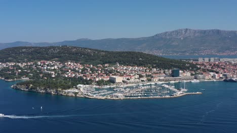 Panoramic-View-On-The-Split-Historic-Waterfront-In-Dalmatia,-Croatia---aerial-drone-shot