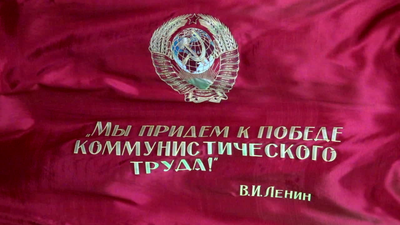 la bandera roja del desfile soviético ondula en cámara lenta