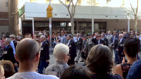 men and soldiers from 3rar march on anzac day 2015 lest we forget australian war memorial remembrance day