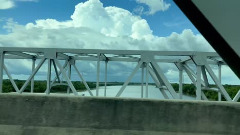 4k-Conduciendo-A-Través-Del-Puente-De-Acero-Sobre-El-Río-Mississippi-Mientras-Los-Autos-Pasan-Por-El-Viejo-Viaje-Por-Carretera-Del-Cable-Y-El-Seguimiento-De-La-Conducción-B-Roll