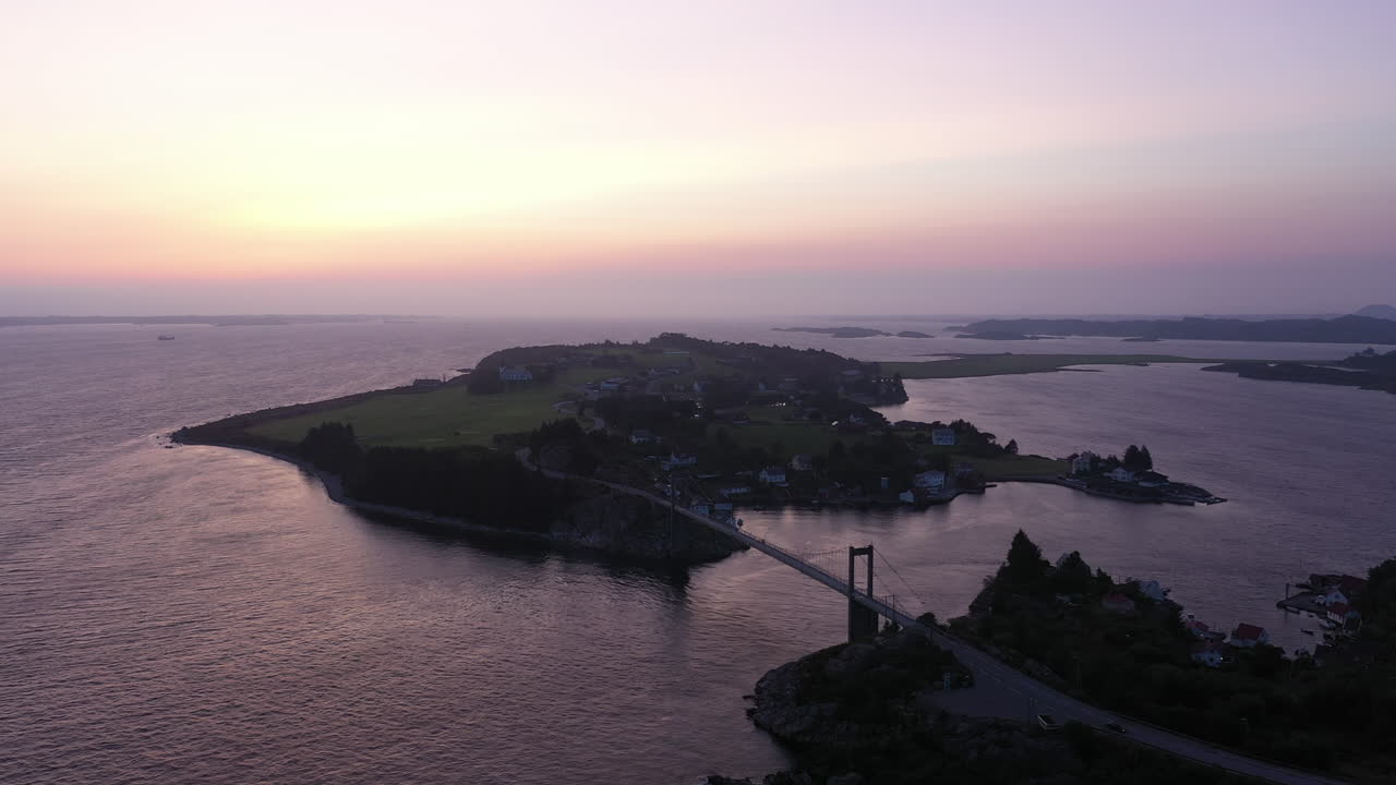 경치 좋은 섬 herdla 위에 화려한 일몰의 드론 샷
