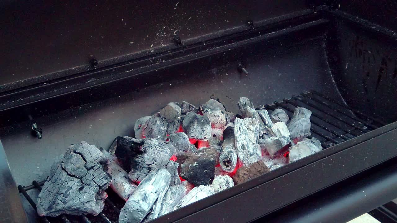 여름 바비큐를 위한 숯불 준비