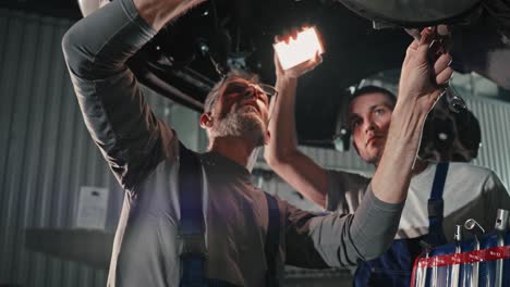 reparación de automóviles en curso