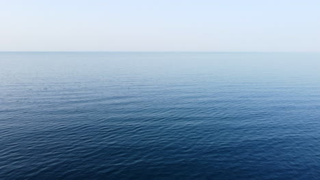 Antena-Lenta-Sobre-El-Océano-Abierto,-Vista-De-Drones-Sobre-El-Mar-Azul-Profundo