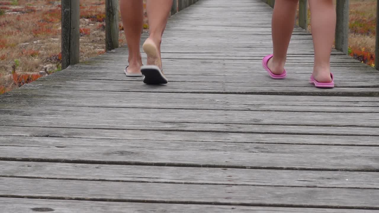 caminando en la pasarela a la playa