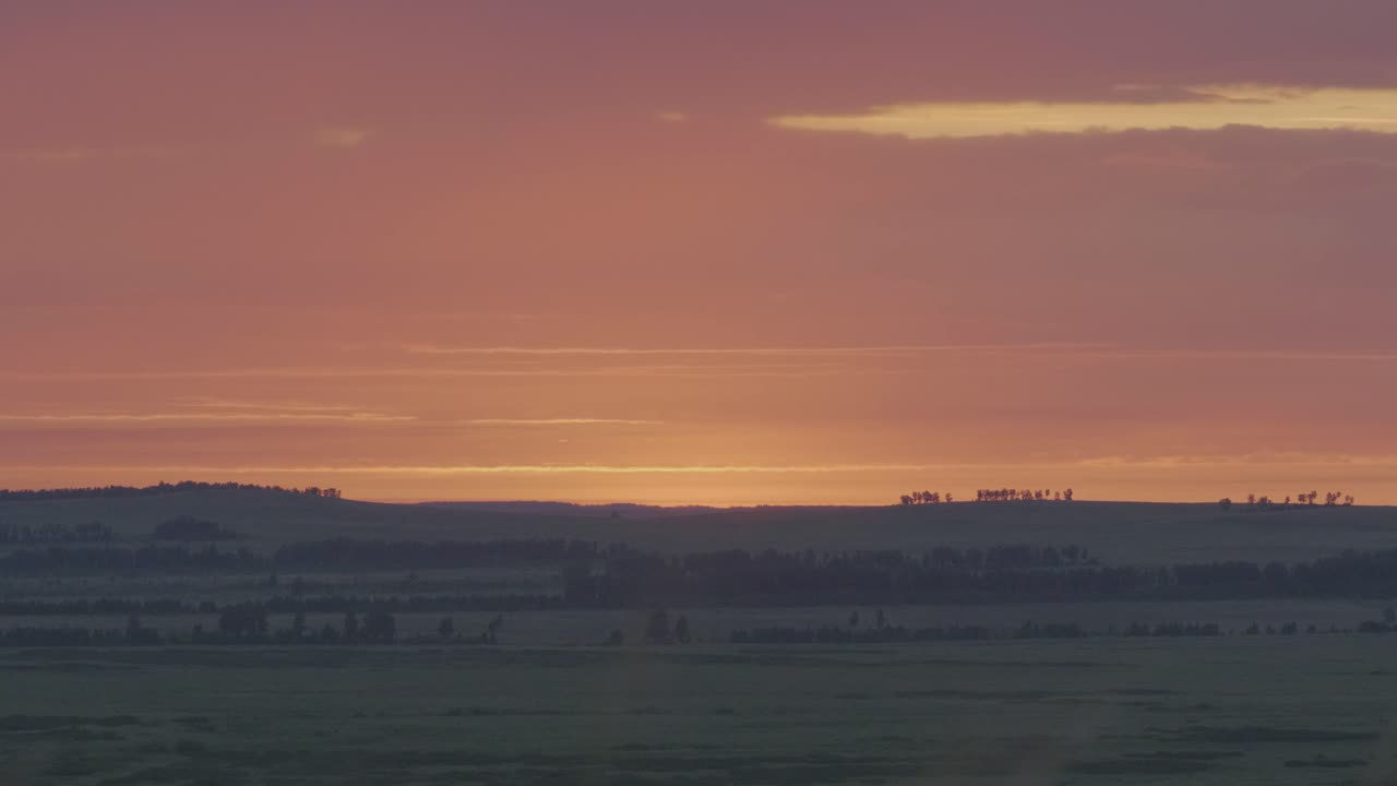 amanecer o atardecer sobre las colinas