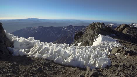 formación de hielo en la cima de la montaña 01