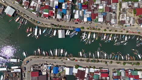 Hyperlapse-looking-down-of-boats-in-the-bay-and-city-traffic,-Surigao,-Philippines