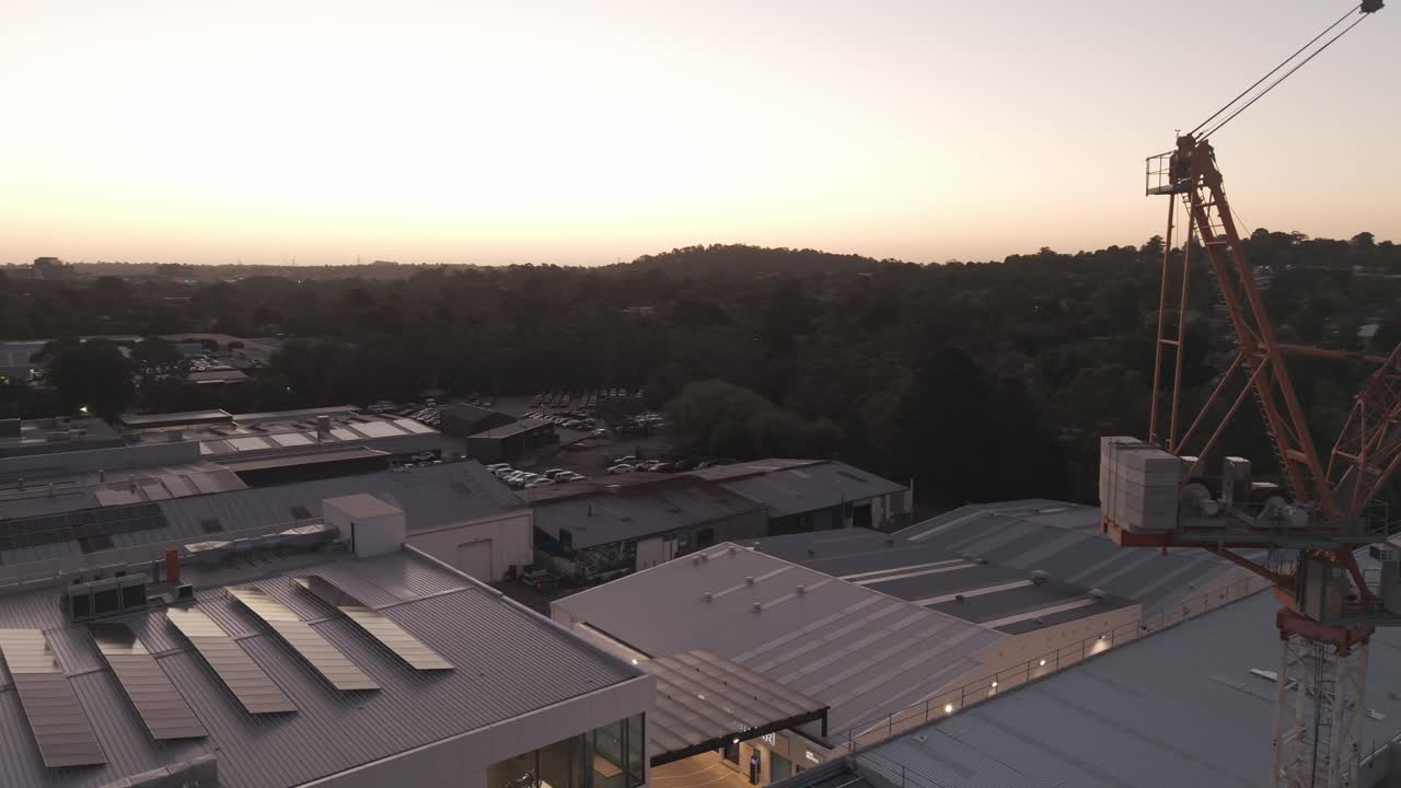 Splendide riprese da drone che catturano un cantiere edile a Ringwood, Melbourne, al tramonto. Con edifici moderni e una gru imponente sotto un sereno cielo crepuscolare