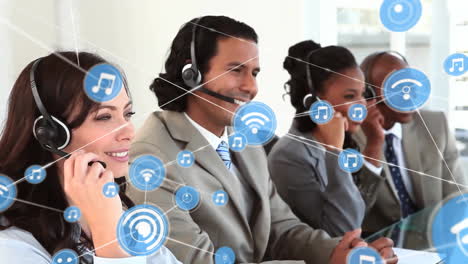 usando auriculares, representantes de servicio al cliente con iconos de redes sociales animación en la cabeza