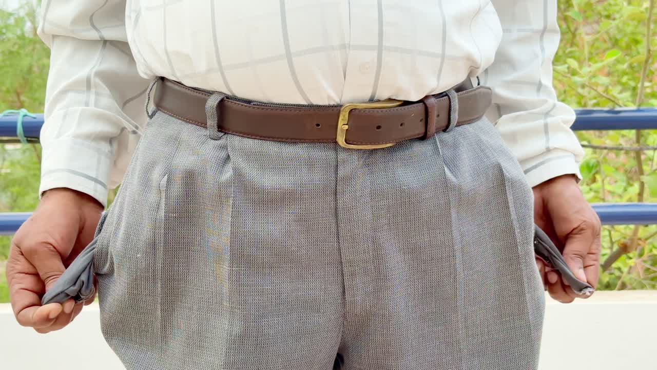 빈 주머니를 보여주는 남자의 클로즈업 | 인플레이션 | 실업 개념