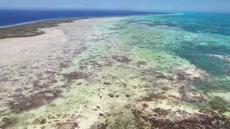 Los-roques'-clear-waters-and-protected-wetlands-under-bright-sunlight,-aerial-view