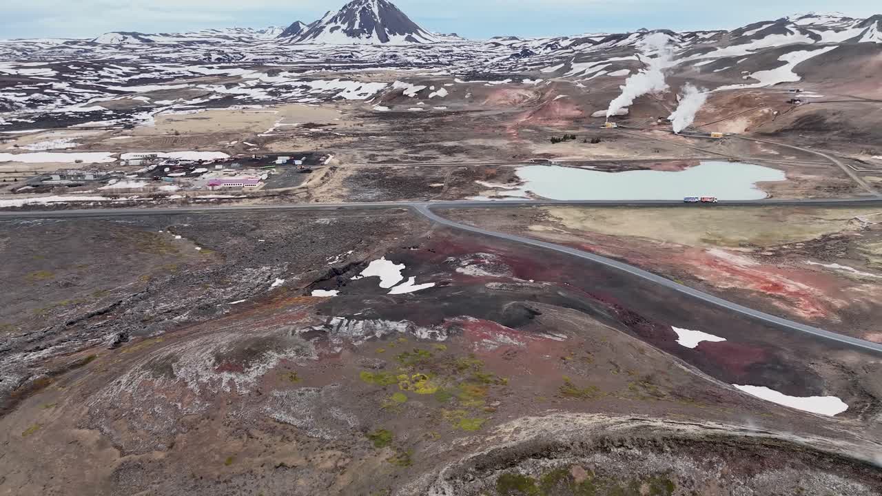 아이슬란드 레이크야흐리드 (reykjahlid) 에 있는 미바트 (myvatn) 근처에 있는 발견되지 않은 화산의 놀라운 풍경을 목격하십시오.