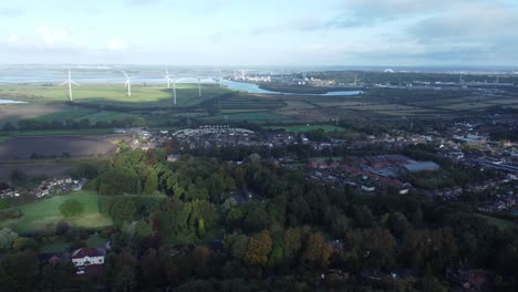 Campo-De-Tierras-De-Cultivo-De-Cheshire-Turbinas-De-Parques-Eólicos-Que-Generan-Energía-Verde-Renovable-Vista-Aérea-Toma-Panorámica-Izquierda