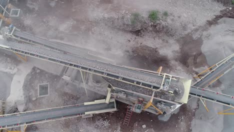 Industriemaschine,-Die-In-Einem-Steinbruch-Gestein-In-Verschiedene-Arten-Von-Kies-Und-Sand-Pulverisiert---Luftbild