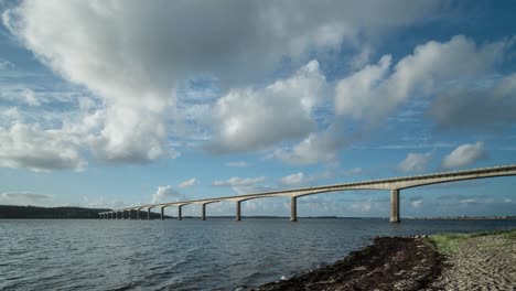 Dramático-Lapso-De-Tiempo-De-Nubes-Sobre-El-Puente-De-Sallingsund,-Roslev,-Dinamarca