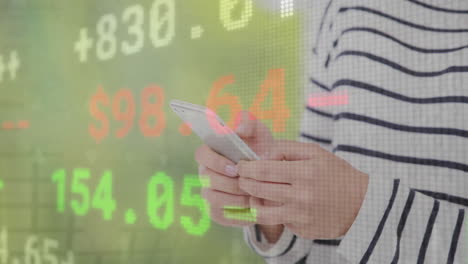 animación del procesamiento de datos financieros sobre una mujer caucásica que usa un teléfono inteligente