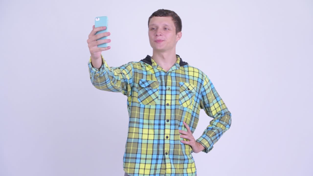 행복한 젊은 잘생긴 스터 남자와 전화