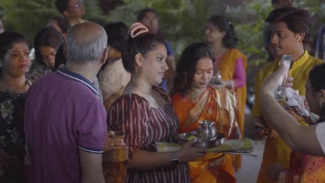 Cerca-De-Personas-Con-Teléfonos-Móviles-Celebrando-El-Festival-Hindú-De-Holi-Con-Hoguera-En-Mumbai,-India.