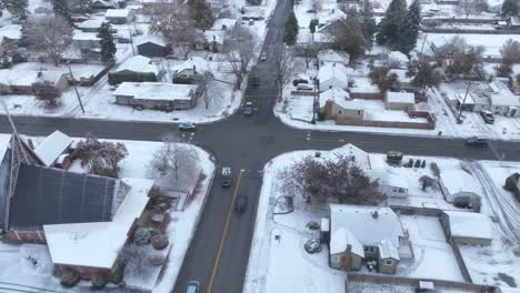 vista aérea de una concurrida intersección rodeada de nieve en el suelo